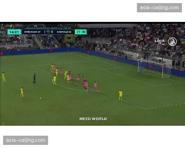 诺伊尔指挥人墙排布，成功封堵对方直接任意球射门