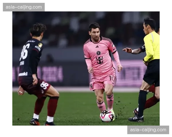 费利佩生日夜获全场球迷祝福，替补登场前与教练组击掌致意